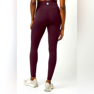 NWT Vuori Chilled Out Performance Legging in a Cerise Color Size S